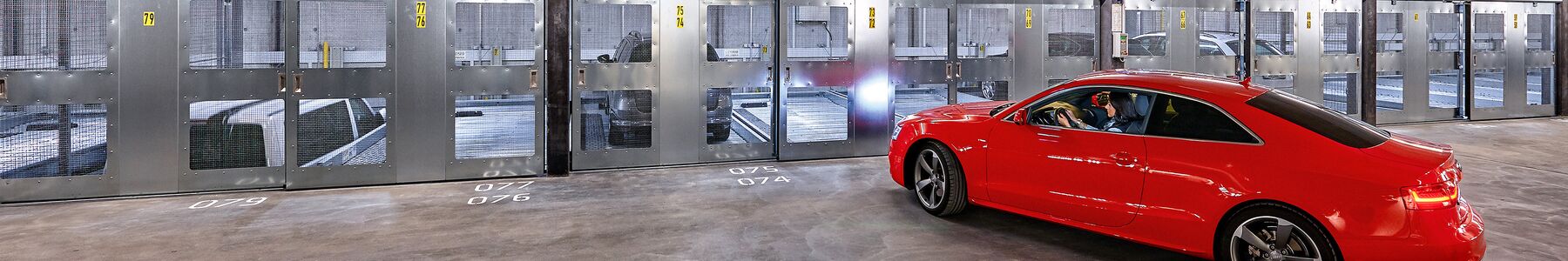 Auto fährt in ein Autoparksystem ein