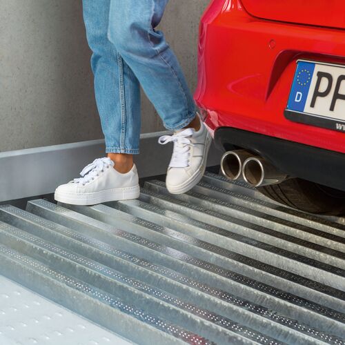 Frau läuft über ein Fahrblech