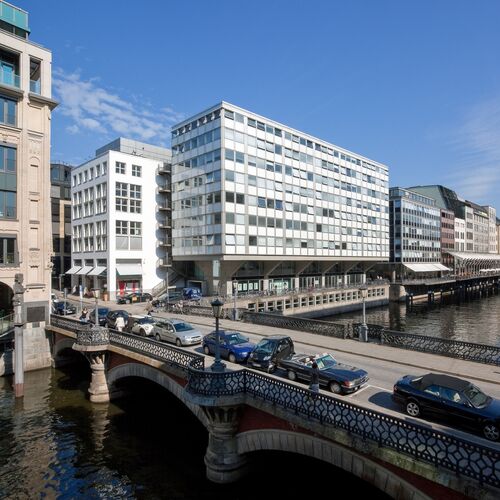 Gebäude mit parkenden Autos davor