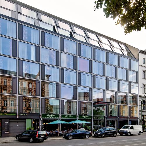 Gebäude mit parkenden Autos davor