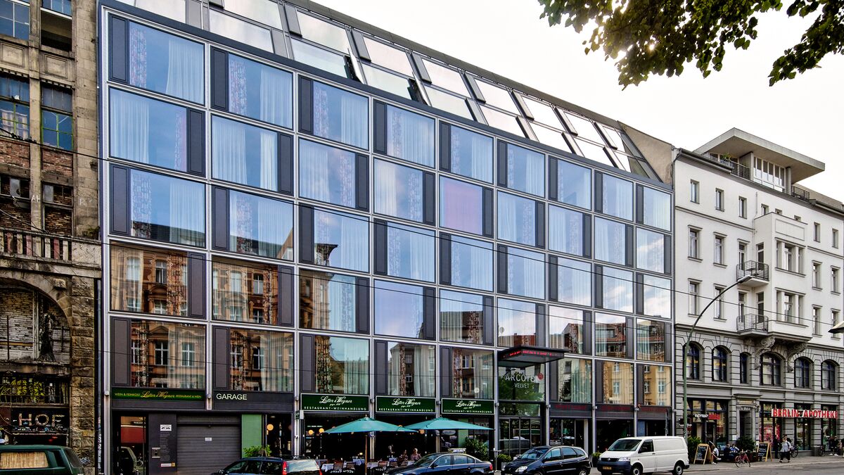 Gebäude mit parkenden Autos davor