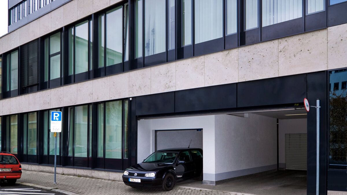Auto fährt aus einer Tiefgarage heraus
