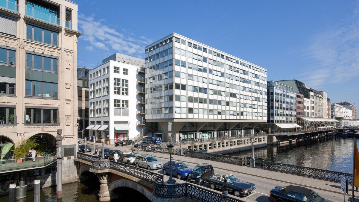Gebäude mit parkenden Autos davor