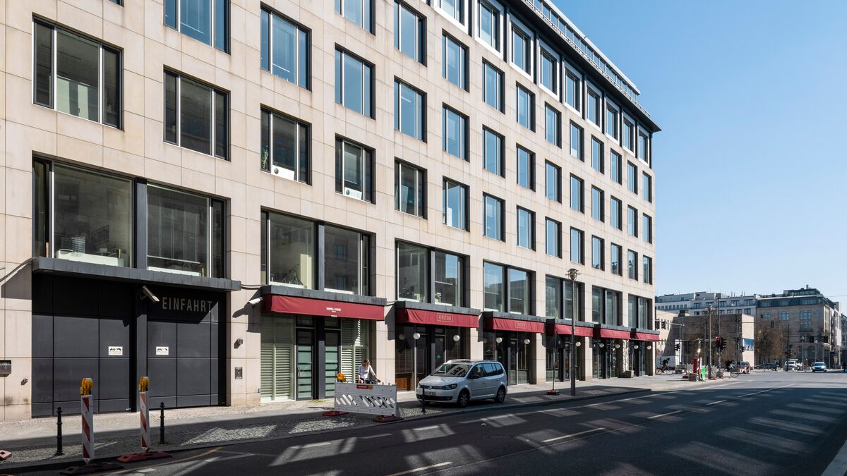 Gebäude mit parkenden Autos davor