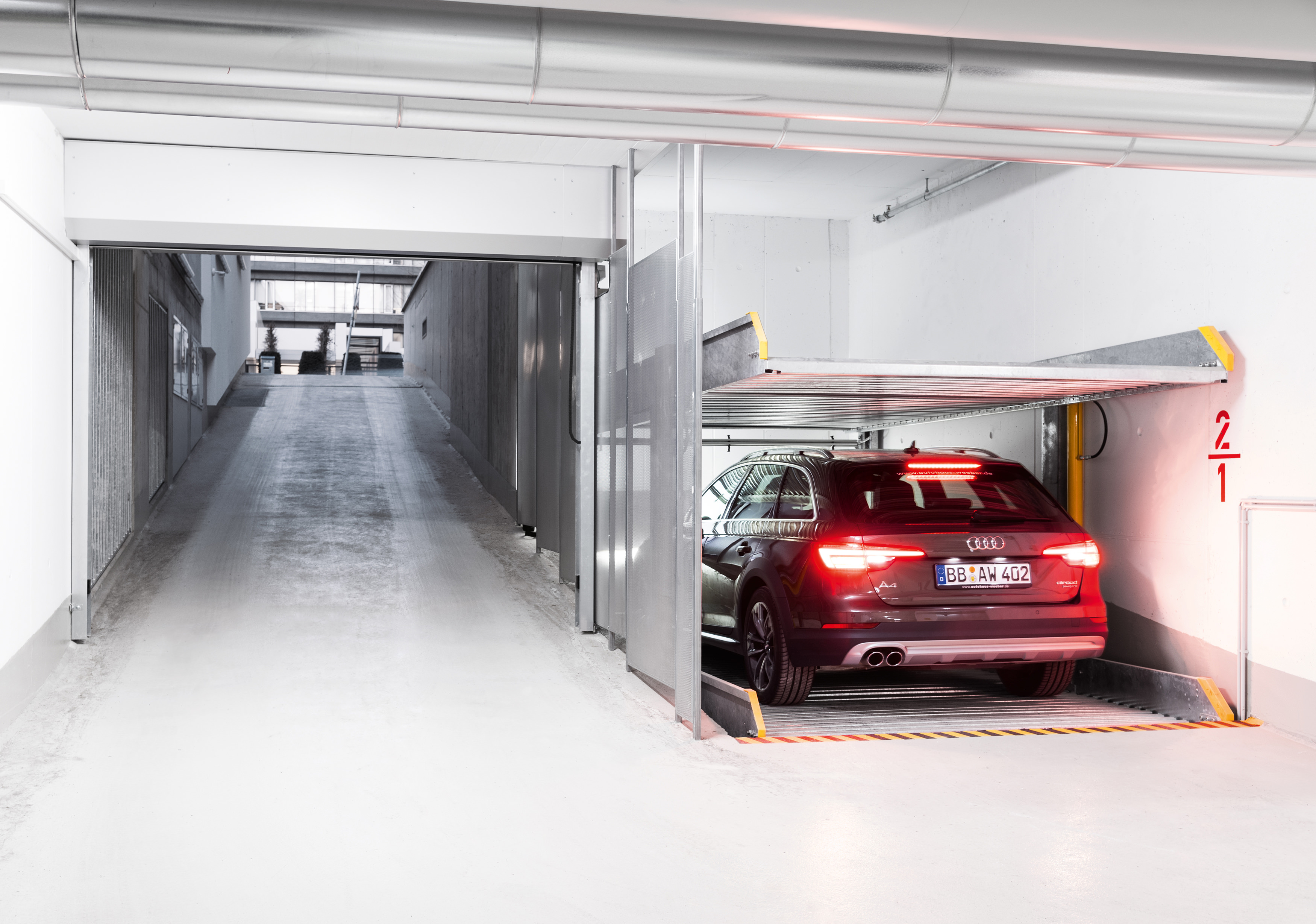 Auto steht in einem Autoparksystem
